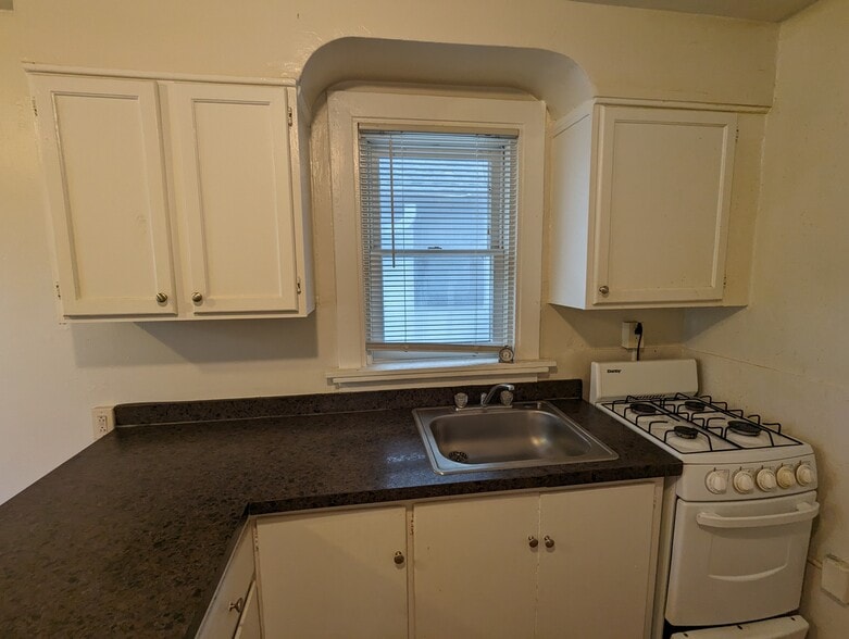 Building Photo - 608 Elmwood Ave