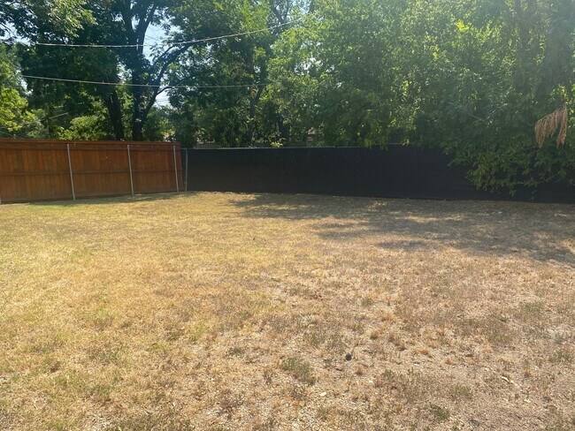 Building Photo - 2 BEDROOM