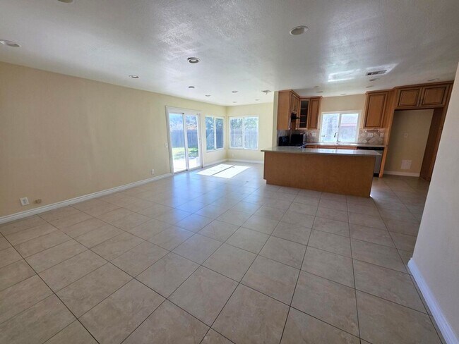 Building Photo - Close to Cal State