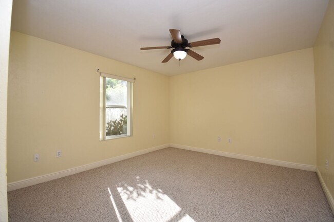 Building Photo - 2414 SW 98 Dr