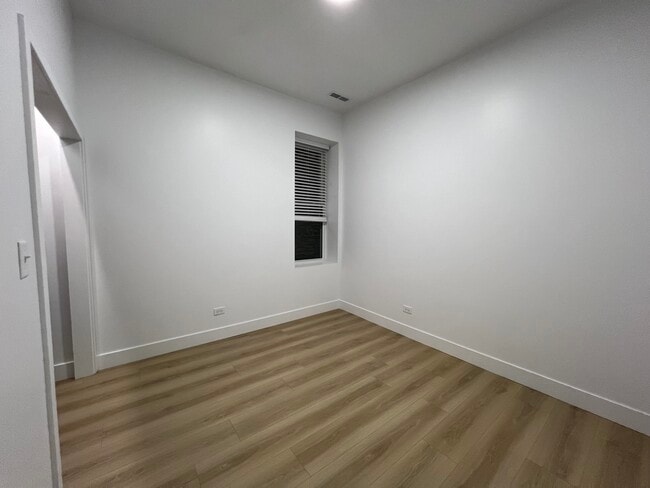 Building Photo - 2110 W 21st Pl