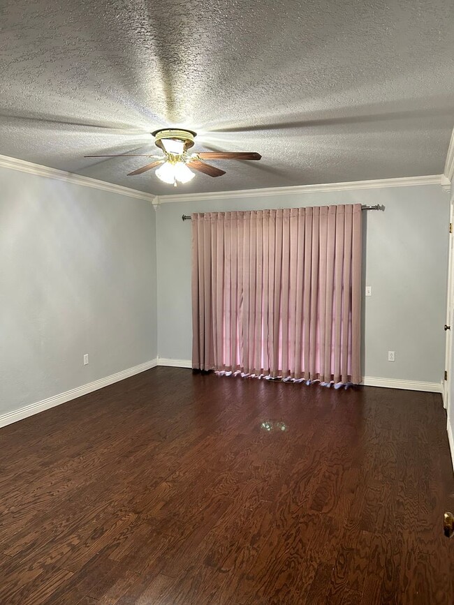 Building Photo - AVAILABLE SEPTEMBER 10TH Charming 4 bed 2....