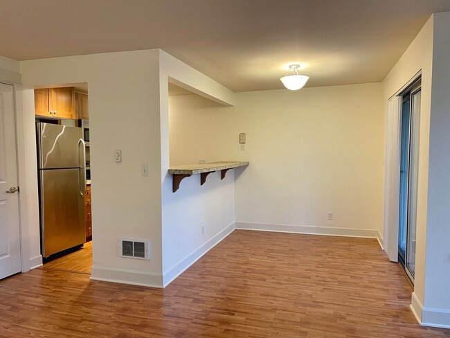 Building Photo - Beautiful 1 Bed 1 Bath Condo w/ Parking In...