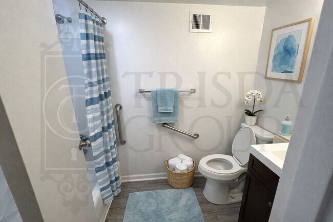 Building Photo - Move In Ready! North Hills School District-2 BR/1BA, Central AC, LVP Floors, Upgraded Kitchen, Ba...