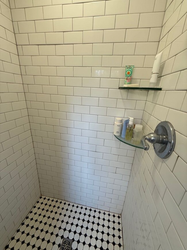 Building Photo - Cute Three Bedroom Near Piedmont Hospital