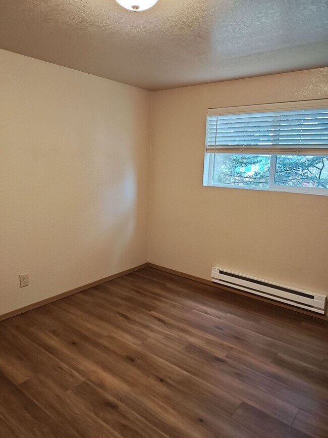 Building Photo - 2 Bedroom with Den! $800 off first full mo...