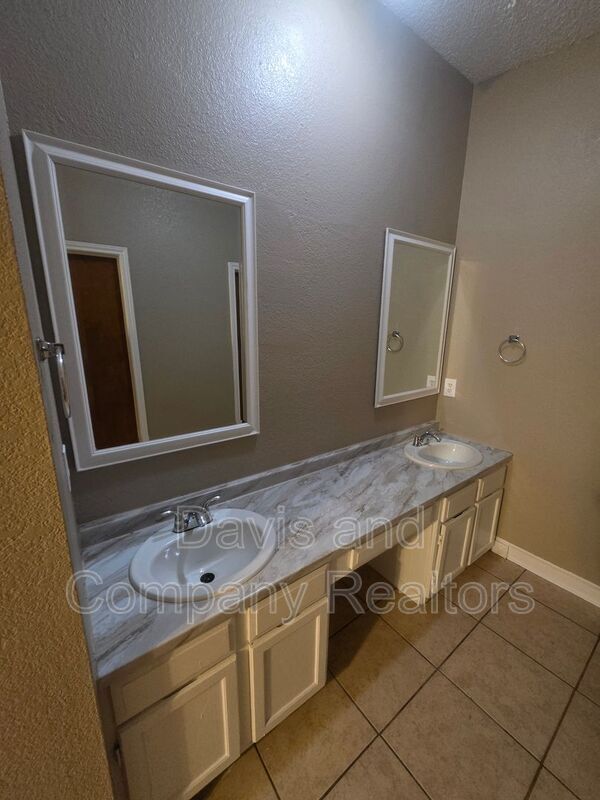 Building Photo - 4422 Fairgate Dr