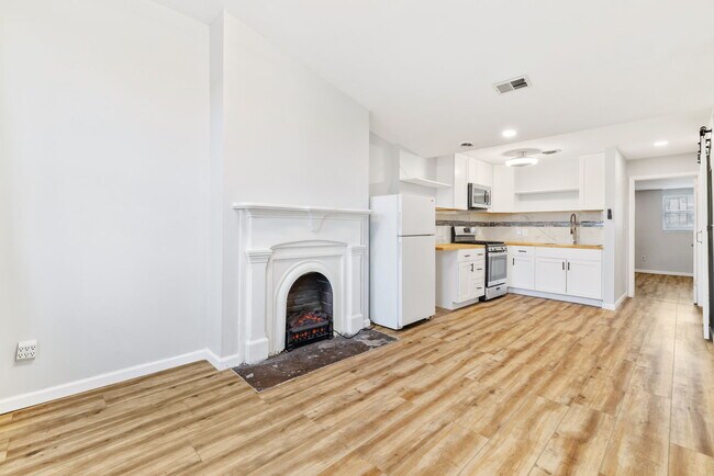 Building Photo - 2018 E Carson St