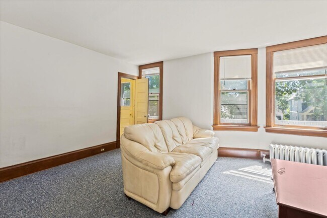 Building Photo - Frederick Upper Flat with 2 bathrooms!