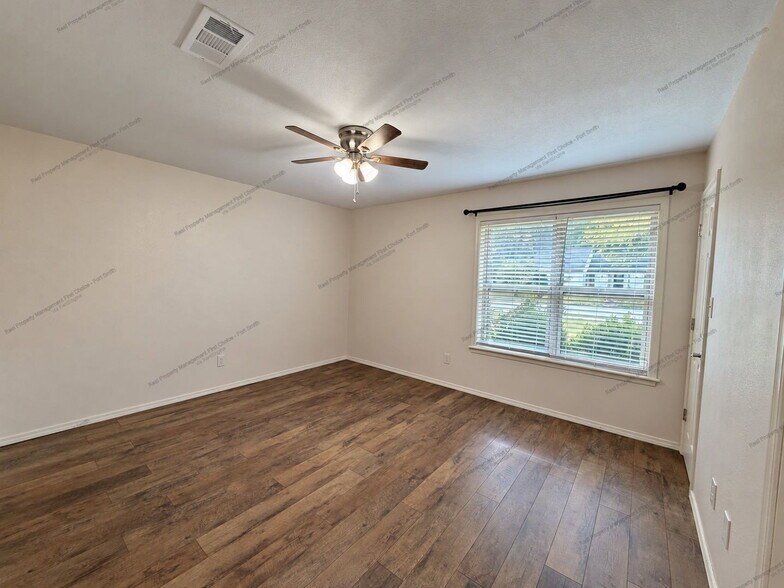 Building Photo - 1707 Brooken Hill Dr