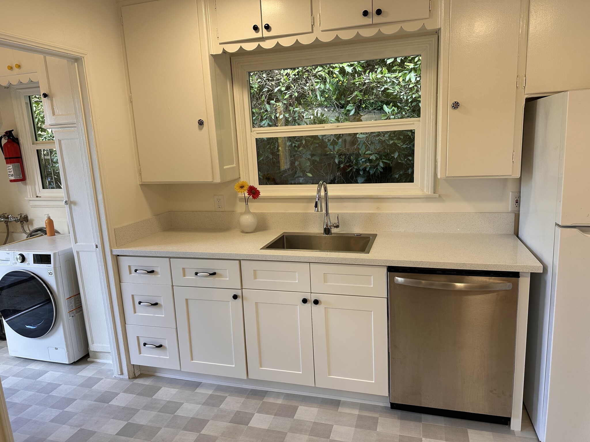 Building Photo - 647 Brooks Ave