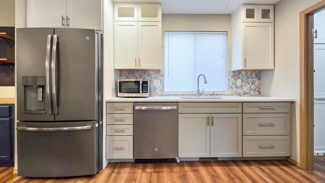 Building Photo - Updated 4-Bed Home Near Future Light Rail ...