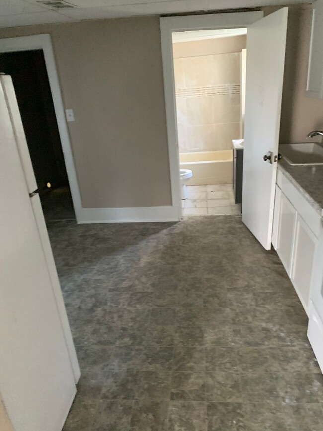 Building Photo - 2 bed 1 bath home