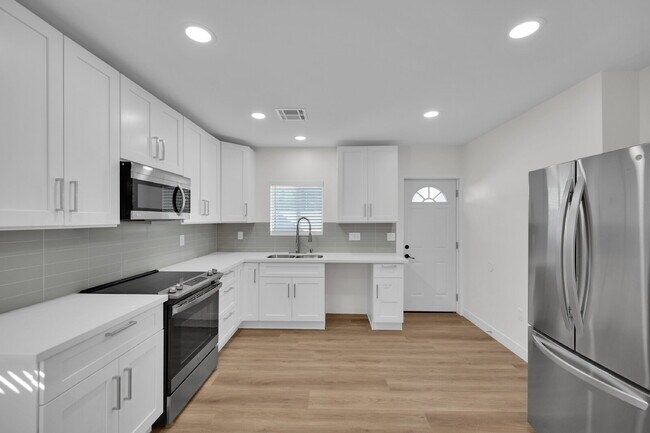 Building Photo - Beautifully updated 3-bedroom, 2-bath single-story home located near the Downtown Arts District i...