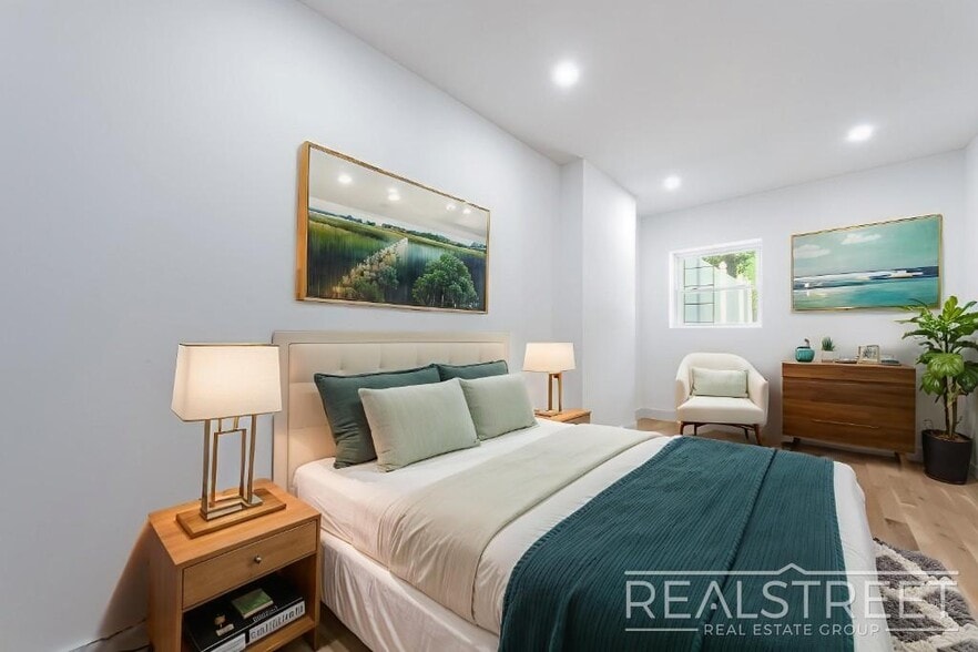 Building Photo - brand New 3 Bed 2 Bath Garden Duplex in Ri...