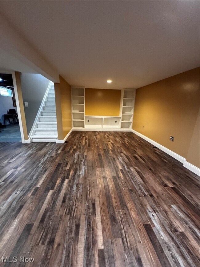 Building Photo - 7633 Hidden Valley Dr