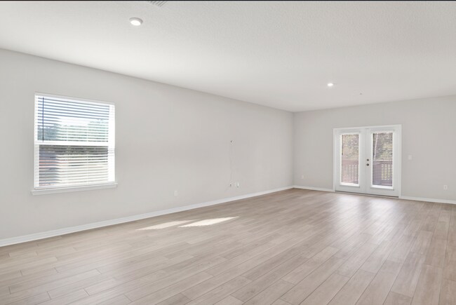 Building Photo - Spacious 4 bed cul-de-sac home in Bellview