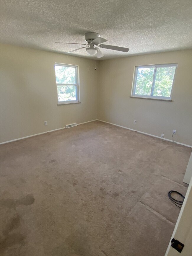 Building Photo - AVAILABLE IMMEDIATELY! Five bedroom house ...