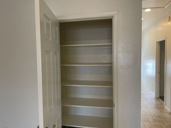 Building Photo - 3Bdm 3Ba close to U of A! must see!