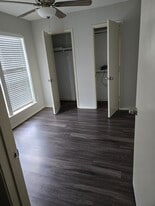 Building Photo - 210 Shrum Ct