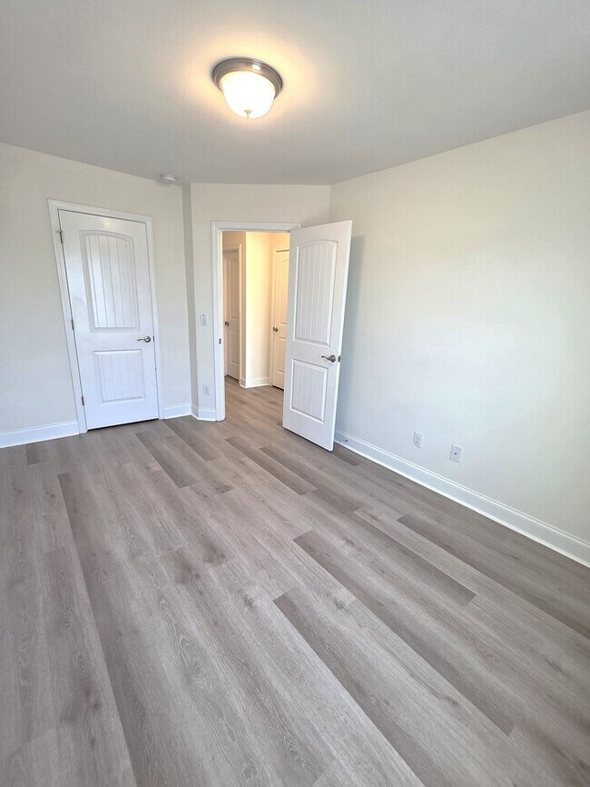 Building Photo - Great 3 bed Townhouse with 1 car garage!