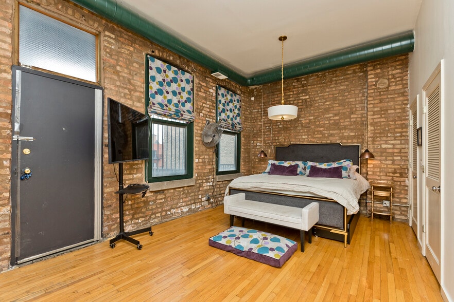 Building Photo - 1470 N Milwaukee Ave