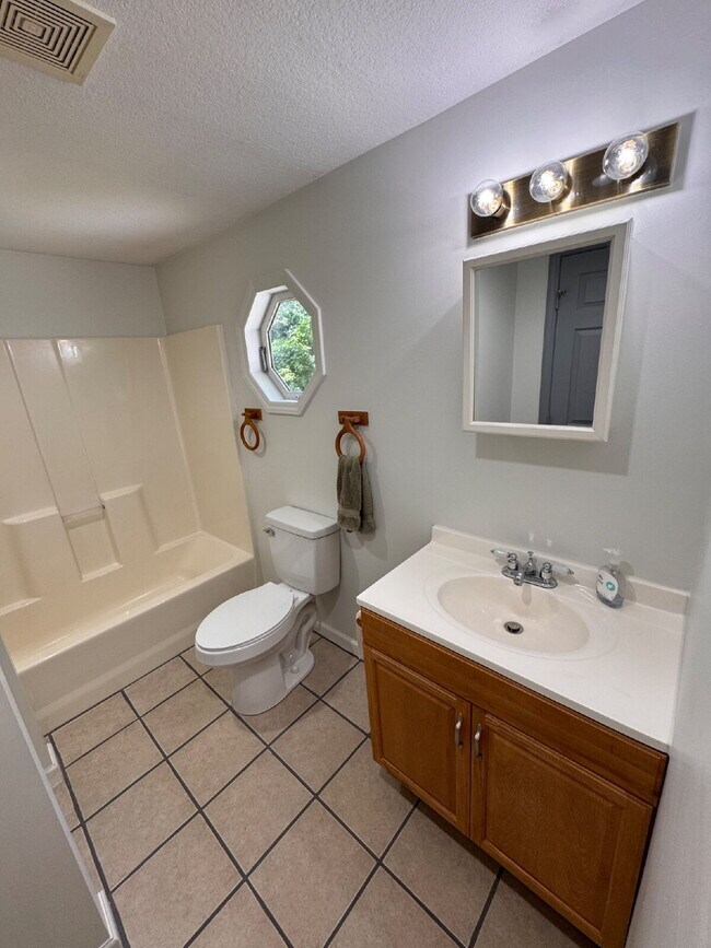 Building Photo - Fully renovated 2 bed/1 bath home with fenced front yard