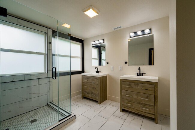 Building Photo - 6389 N Commercial Ave