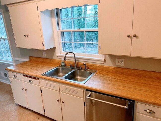Building Photo - 3 Bedroom Home in Lynchburg