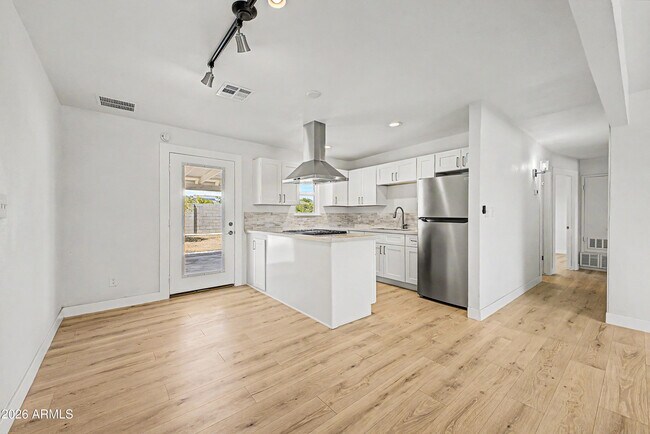 Building Photo - 2526 W Orchid Ln