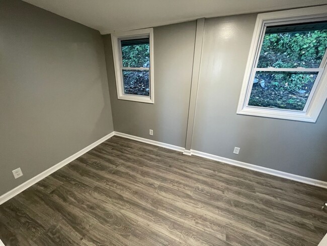 Building Photo - Newly Updated 2 bedroom apartment with an ...