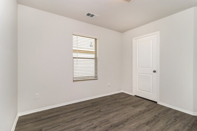 Building Photo - 5529 Eagle Point Dr