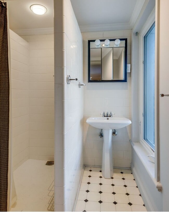 Building Photo - Spacious Green Hills Retreat | 3–4BR, 3BA | Deck, Hot Tub, & Prime Location