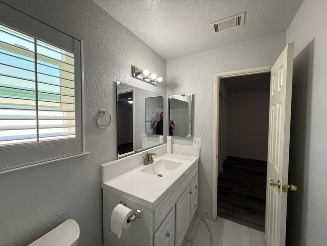 Building Photo - Two-bedroom single story in NW Modesto!