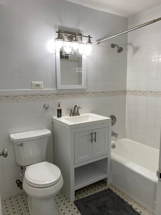 Building Photo - 6030 N Sheridan Rd