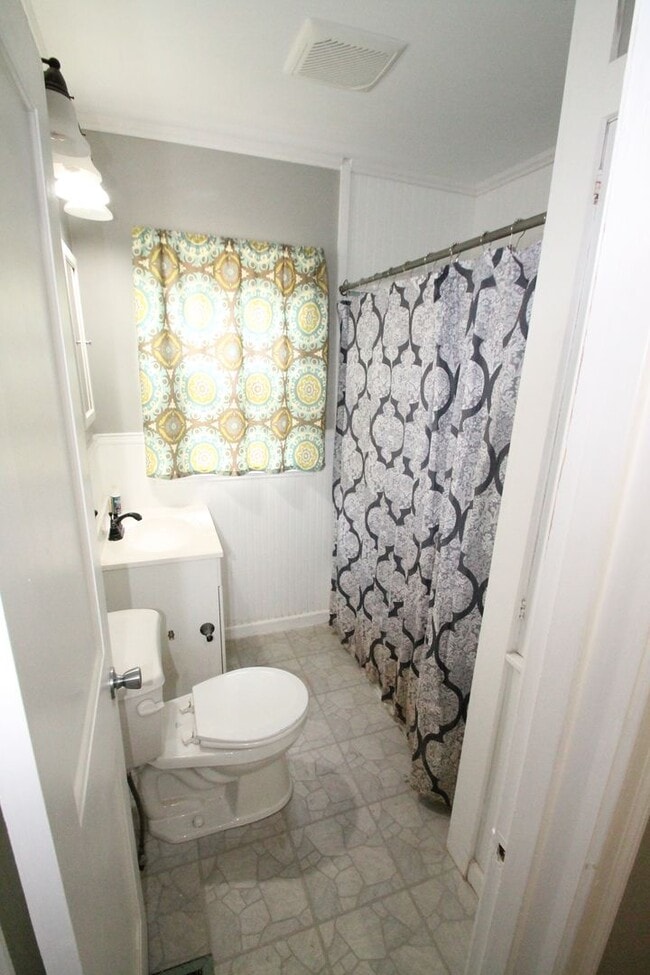 Building Photo - This 4br, 2bth home is for someone who wants way more than they pay for. SO Nice!