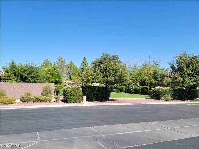 Building Photo - 1965 Digger Pine Dr