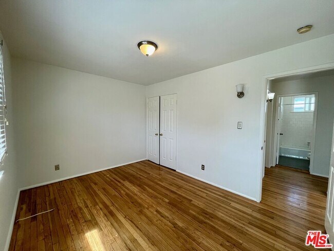 Building Photo - 5954 W 85th Pl