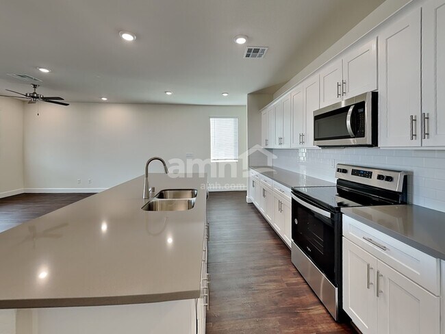 Building Photo - 872 Longwood Gdns St