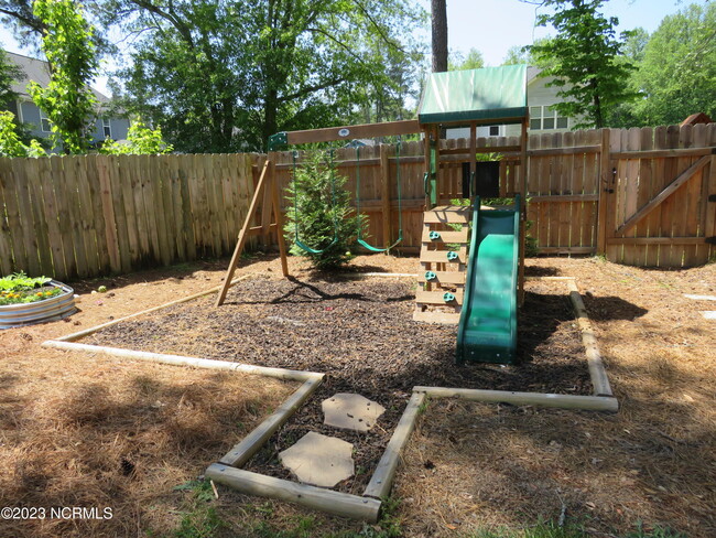 Building Photo - 425 Palisades Dr