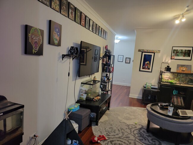 Building Photo - 7627 N Greenview Ave