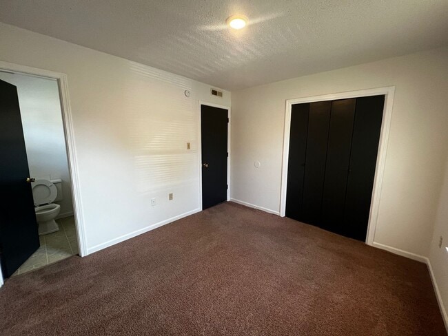 Building Photo - 3 Bedroom/1.5 bathroom Duplex