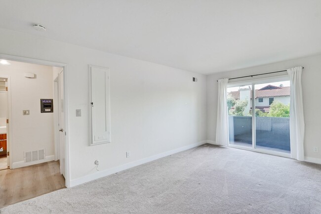 Building Photo - Top floor 2 Bed 2 Bath Condo in Los Altos!