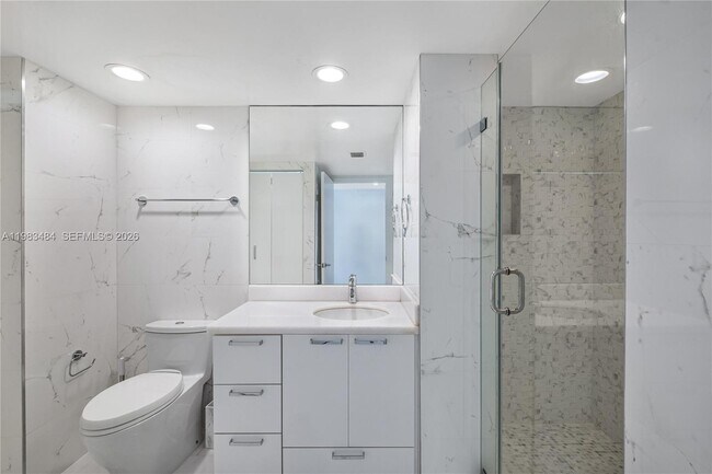 Building Photo - 16425 Collins Ave