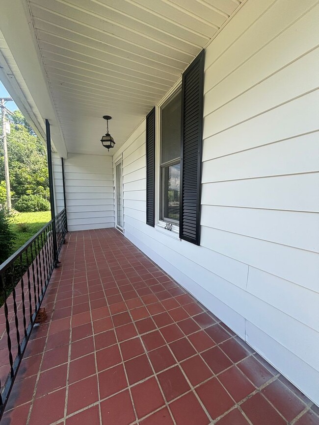 Building Photo - Your perfect 4-bed / 2-beth home in Elizabethton awaits! $2400
