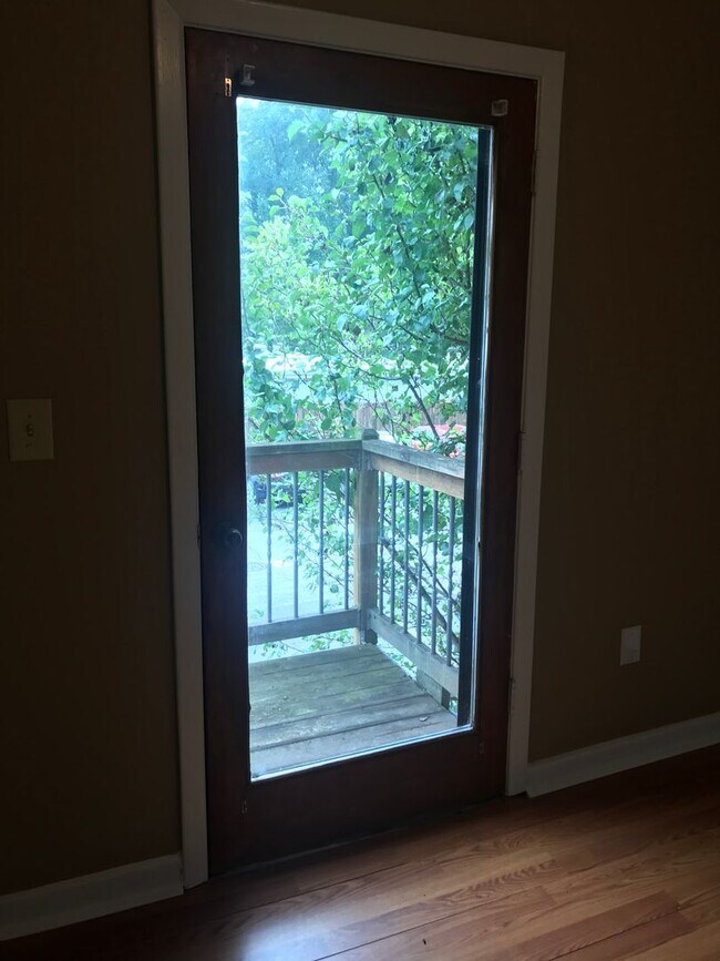 Building Photo - Lovely 3 bedroom Town Home with Fresh Paint and New Flooring Upstairs!!