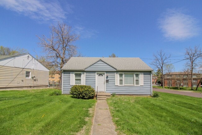 Building Photo - Heart of the Action: Cozy 2 Bed 1 Bath Home