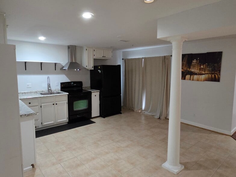 KITCHEN - 10801 Glenshire Dr