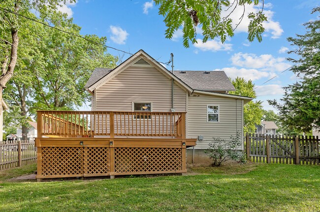 Building Photo - 725 Michigan St