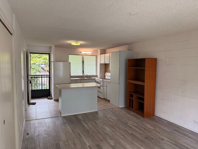 Building Photo - Fresh 2/1 Makiki Heights Condo with 1 Parking, Lanai, Pool, Open floor plan, & Walk-in closet